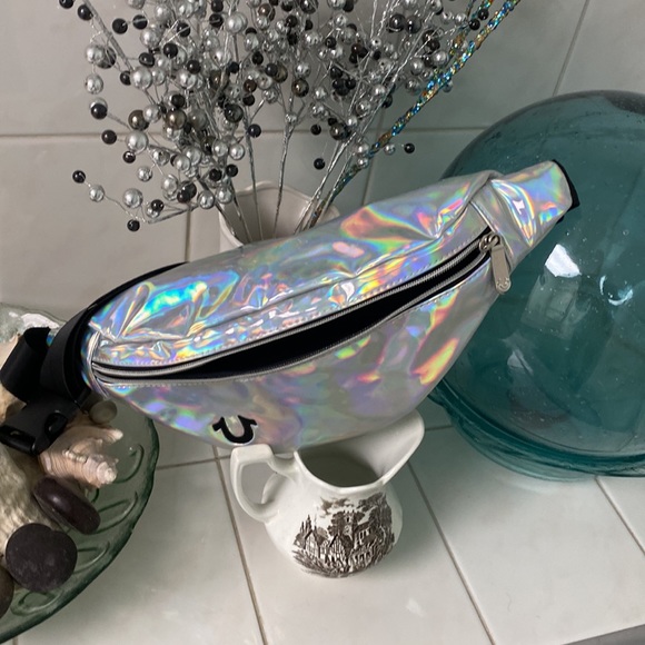 TRUE RELIGION SILVER Holographic Fanny Pack! Stunning Brand New No Tags - Picture 2 of 4